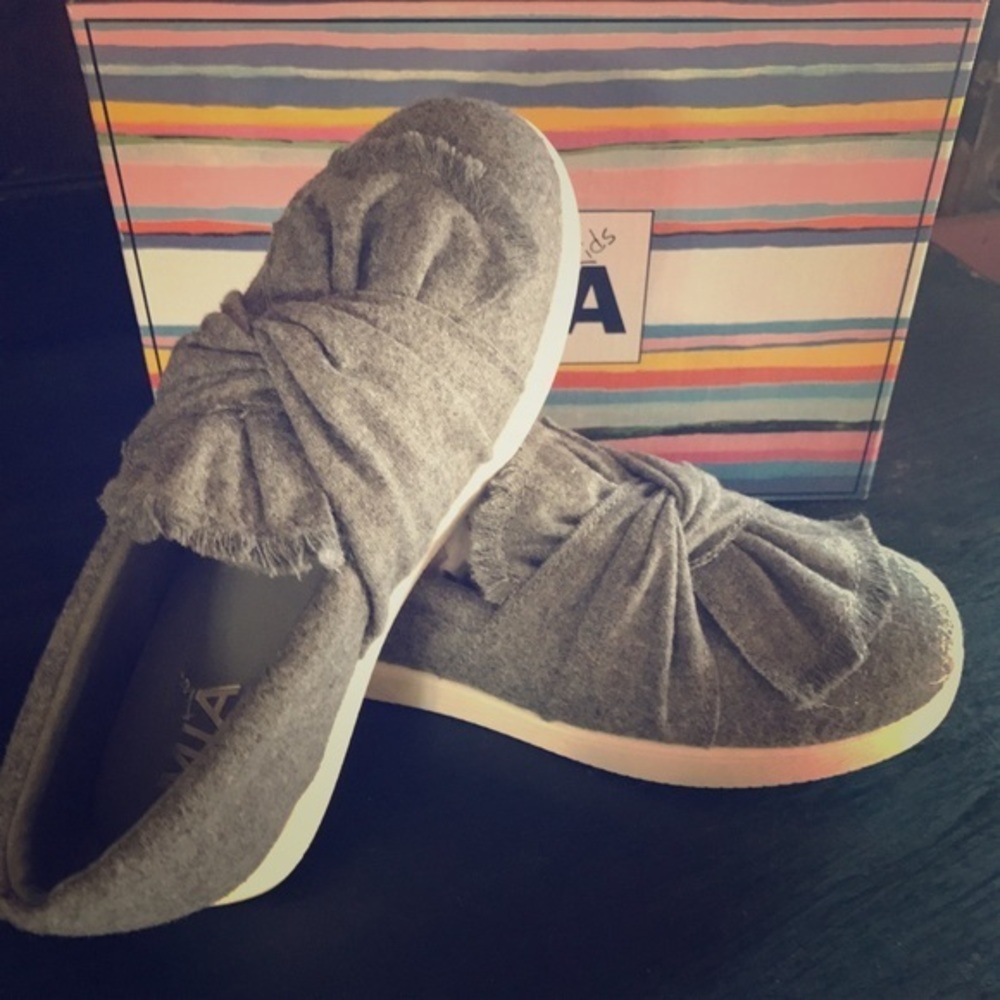 NWB MIA Gray Bow Sneakers 👟 Kids 3